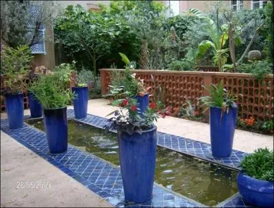 Du Pont Valentr au centre de la vieille ville, suivez au sol, la piste. Les feuilles d'acanthe en cuivre vous conduisent vers les  Jardins secrets . Ne ratez pas cette visite magique.