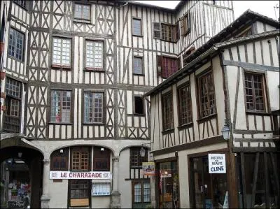 A Limoges, comment s'appelle cette pittoresque cour que vous aurez l'occasion d'apprcier avec ses magnifiques faades ?