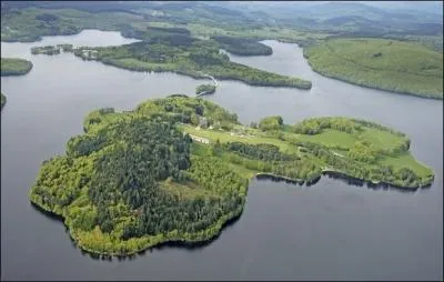 Quel est ce grand lac de 9, 76 kilomtres carrs, situ aux limites de la Haute-Vienne, de la Creuse et de la Corrze, d  un barrage construit entre 1947 et 1950 ?