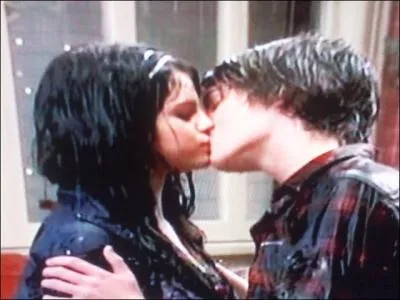 Quelle est la particularit de ce petit-ami d'Alex ?