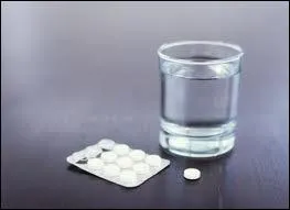 Contre les douleurs et les fivres, Hippocrate (460-377 av. J. -C. ) conseillait dj une prparation  partir de l'corce du . blanc. Or, l'acide actylsalicylique (aspirine) provient de cette cor