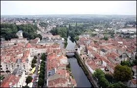 Voici Fontenay-Le-Comte sur cette vue panoramique. O se trouve cette jolie localit ?