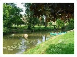 Vix est borde par le Marais poitevin. O se situe ce bourg ?
