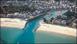 Voici Le Pouliguen avec sa plage et son port. O se situe cette station maritime ?