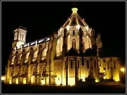 O est localise Aizenay avec son glise Saint-Benot photographie de nuit ?