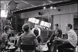 Dans le titre  Little Things  (Petites Choses) qui chante ce passage :  I know you've never loved the sound on the voice, on tape . .  