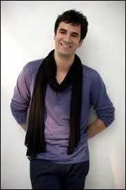 Il se destinait  une carrire de footballeur professionnel. Vous avez certainement eu l'occasion de le voir en tant qu'animateur sur Canal + et M6 :