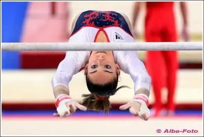 En quelle anne est-elle sacre championne junior d'Europe au saut et aux barres ?