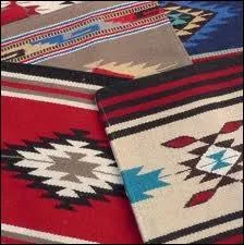 Ces tissus exotiques, qu'on trouve essentiellement sur des couvertures tisses artisanalement, sont des tissus... ?