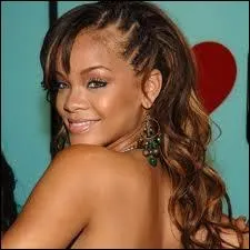 De quelle couleur sont ses cheveux naturels ?