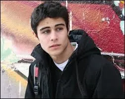 Quel acteur interprte Toms dans la srie ?