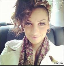 Maintenant, je ne vais plus dire son prnom, il suffit de regarder l'image pour savoir  qui fais-je allusion ! De combien d'instruments cette jolie brunette joue-t-elle ?