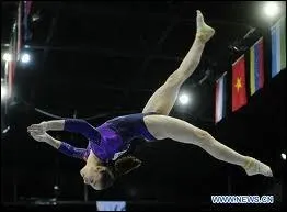C'est une gymnaste russe :