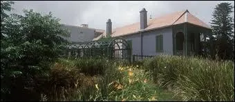 Tout le monde connat l'le de Sainte-Hlne... O la situeriez-vous ? (Sur la photo, on peut voir la cabane o fut enferm Napolon).