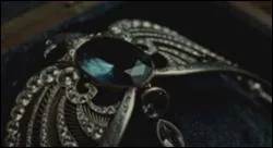 C'est un petit diadme dlicatement ouvrag qui porte une inscription :  Tout homme s'enrichit quand abonde l'esprit .