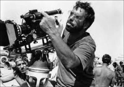 Le ralisateur de la question prcdente, qui est un petit malin, autorise George  assister  l'intgralit du tournage du film  condition :