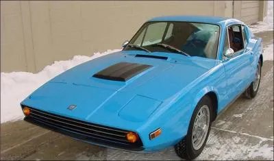 Qui a produit ce petit vhicule sportif inattendu chez ce constructeur ?