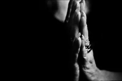 Mon dieu, veuillez me signaler le nom de cette chanteuse, laissez-le moi encore un peu mon bombardier !