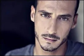 Dans sa phrase "La prochaine fois, je ne le raterai pas, ce n'est plus mon frère". A qui s'adresse-t-il ?