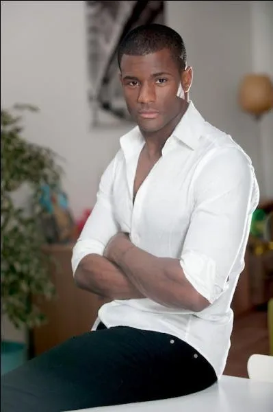 Et ce beau jeune homme qui enchaîne liaison sur liaison. Qui est-ce ?