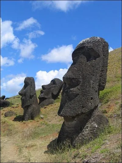 Statues sculptes dans de la roche volcanique (basalte, trachyte et tuf). Ce sont les...