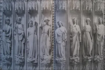 Les bras (... ) le long de leurs tuniques droites