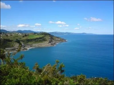 - le (... ) grand, large comme il en faut pour (... ) les sables et les montagnes,