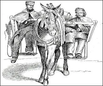 Deux paniers (... ) profonds, (... ) en bois, en forme de cage à poulets,