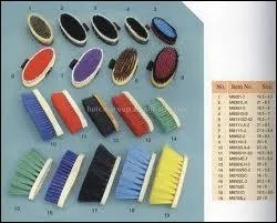 Quelles sont les brosses ncessaires pour le nettoyage complet d'un cheval ?