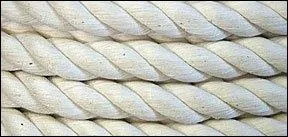 Cette corde présente un certain nombre d'éléments enroulés comme les marches d'un escalier en colimaçon autour d'un axe imaginaire ou une âme. Comme les appelle-t-on ?