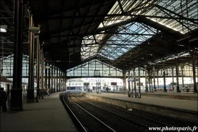 Il arrive sans crier son nom, il repart en la quittant.