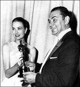 En 1955, il obtient l'Oscar du meilleur acteur des mains de Grace Kelly. Pour quel film ?