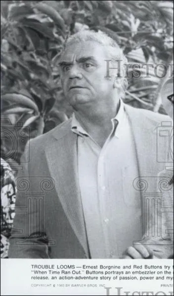 En 1980, il joue un des touristes menac�s par l'�ruption d'un volcan sur une �le du Pacifique. Quel est ce film avec Paul Newman, Jacqueline Bisset et William Holden au casting ?