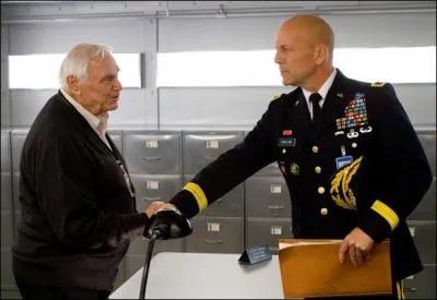 En 2010, des assassins tentent de tuer un ancien agent de la CIA. Quel est ce film de Robert Schwentke dans lequel Ernest Borgnine tient un petit r�le, avec Bruce Willis, Morgan Freeman et John Malkovich au casting ?