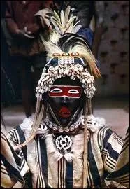 Qui chantait   Un sorcier vaudou m'a peint le visage, son grigri me suit au son des tambours, parfum de folie, magie de l'amour  ?