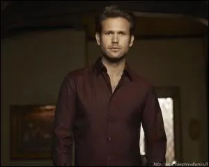 Alaric Saltzman dit qu'il est chasseur de vampires mais il est aussi ami avec :