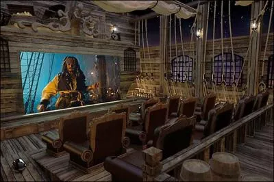 Ceci est l'incroyable salle de cin prive d'une famille, qui a cot bonbon. A votre avis, il s'agit d'une famille de quelle nationalit ?