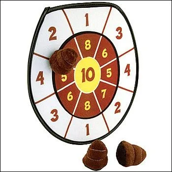 Ce  charmant  objet est en fait un dessus de sige de toilette. Et les flchettes, qui accrochent au velcro de la cible, ce sont ?