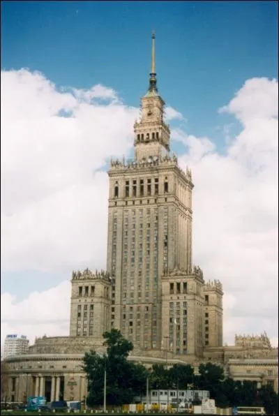 Une petite question un peu plus corsée pour la fin. Quelle capitale cette tour surplombe-t-elle ?