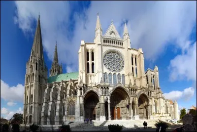 Cathédrale très bien conservée, construite de 1195 à 1220 sur les bases d'un ancien édifice roman. Dans les écoinçons de la rose nord on y voit les armes de Blanche de Castille et de Saint-Louis.