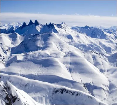 Elle est la tête coupée du sanglier + le verbe qui signifie "énumérer ", à la 3e p. du sing, au passé simple. 
Résultat : un pays dont le sol est occupé aux 2/3 par les Alpes.