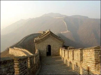 La muraille de Chine est la plus grande construction humaine. Il parat qu'elle serait visible depuis l'espace,  l'il nu. Quelle est la longueur des murs qui composent cette frontire ?