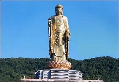 Le Bouddha du Temple du Printemps, dans la province chinoise de Henan, est la plus grande statue de la plante. Quelle est sa hauteur ?