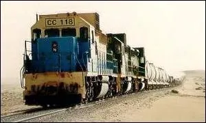 Ce train, transportant du minerai de fer, relie Zouerate et le port de Noudhibou. Avec ses 2, 5 kilomtres de long, il est le train le plus long au monde. Dans quel pays circule-t-il ?