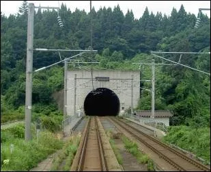 Le tunnel ferroviaire du Seikan, au Japon, dtient le record de longueur. Quelle distance parcourt cet difice ?