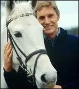 Comment s'appelle ce cheval gris ?