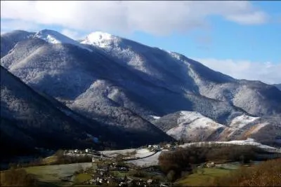 Dont le front est de (... ) et le pied de gazons,