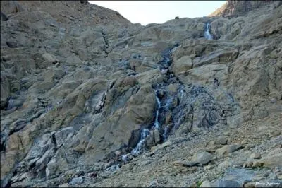 Et la cascade (... ), dans une chute immense,