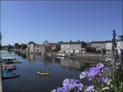 Quel homme politique est enterr  Jarnac ?