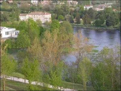 Faisons halte maintenant pour admirer un site superbe, o vous verrez quatre rsurgences appeles respectivement Bouillant, Dormant, Font de Lussac et Lche, ce sont les sources :